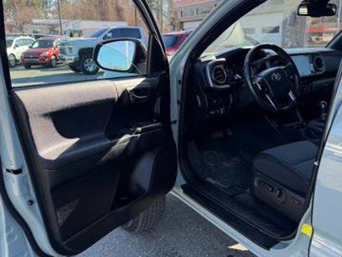 Used 2022 Toyota Tacoma TRD Off-Road w/ Technology Package image 5