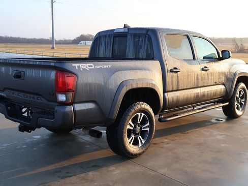 Used 2019 Toyota Tacoma TRD Sport w/ Technology Package image 7