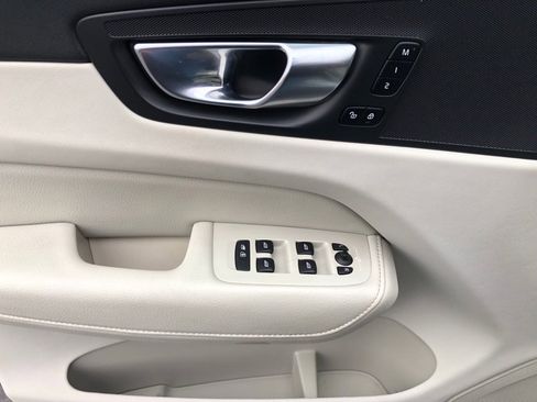 Used 2022 Volvo XC60 B5 Momentum image 17