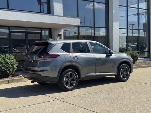 Used 2024 Nissan Rogue SV image 4