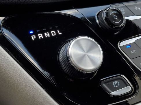 Used 2024 Chrysler Pacifica Touring-L FWD image 21