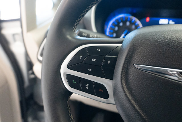 Used 2024 Chrysler Pacifica Touring-L FWD image 8