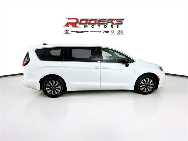 Certified 2024 Chrysler Pacifica Limited FWD image 9