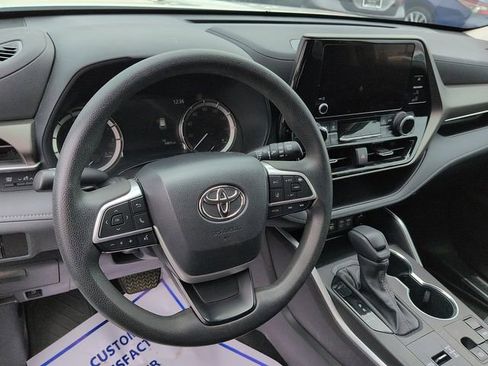 Used 2023 Toyota Highlander L FWD image 13