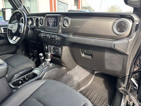 Used 2019 Jeep Wrangler Unlimited Sahara image 12