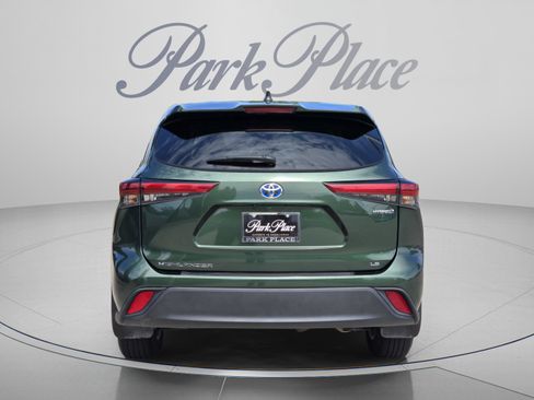 Used 2023 Toyota Highlander LE FWD image 4
