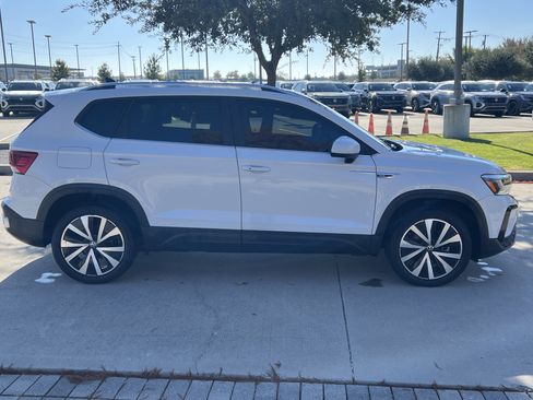 Certified 2022 Volkswagen Taos SE w/ Panoramic Sunroof Package image 11
