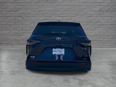 Used 2026 Toyota Sienna XLE FWD image 6