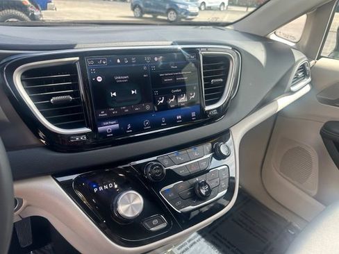 Used 2024 Chrysler Pacifica Touring-L FWD image 30