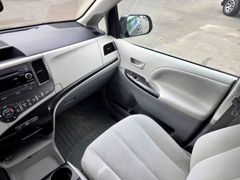 Used 2014 Toyota Sienna LE AWD/4WD image 39