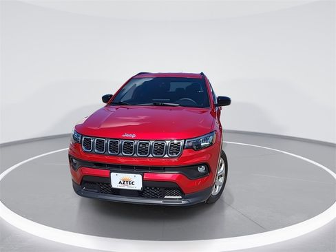 Used 2024 Jeep Compass Latitude image 3