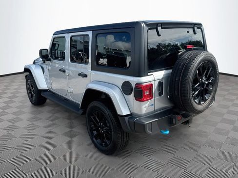 Used 2022 Jeep Wrangler Unlimited Sahara w/ Cold Weather Group AWD/4WD image 8