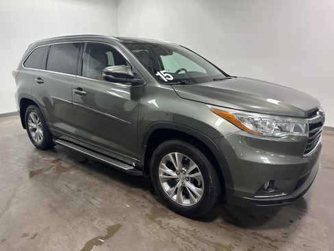 Used 2015 Toyota Highlander XLE AWD/4WD image 2