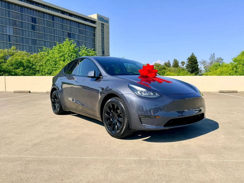 Used 2023 Tesla Model Y AWD image 2
