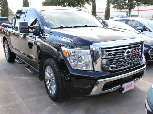Used 2021 Nissan Titan SV w/ SV Convenience Package RWD image 2