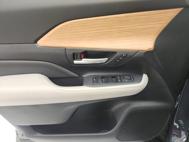 Used 2025 Toyota Grand Highlander FWD image 15