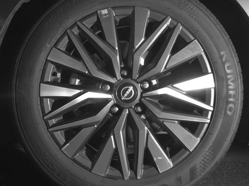 Used 2025 Nissan Altima 2.5 SV FWD image 12