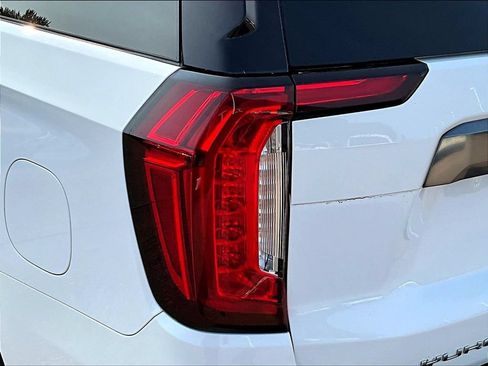 Used 2022 GMC Yukon XL AT4 AWD/4WD image 25
