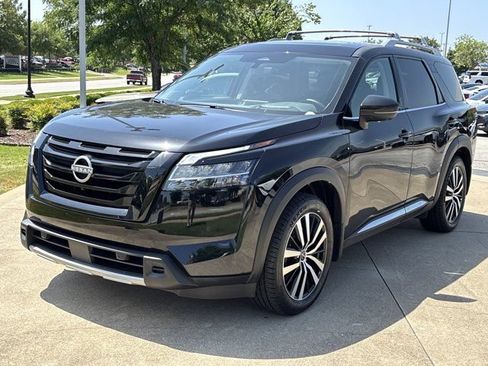 Used 2024 Nissan Pathfinder Platinum AWD/4WD image 12