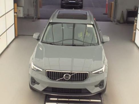 Used 2025 Volvo XC40 B5 Plus AWD/4WD image 2