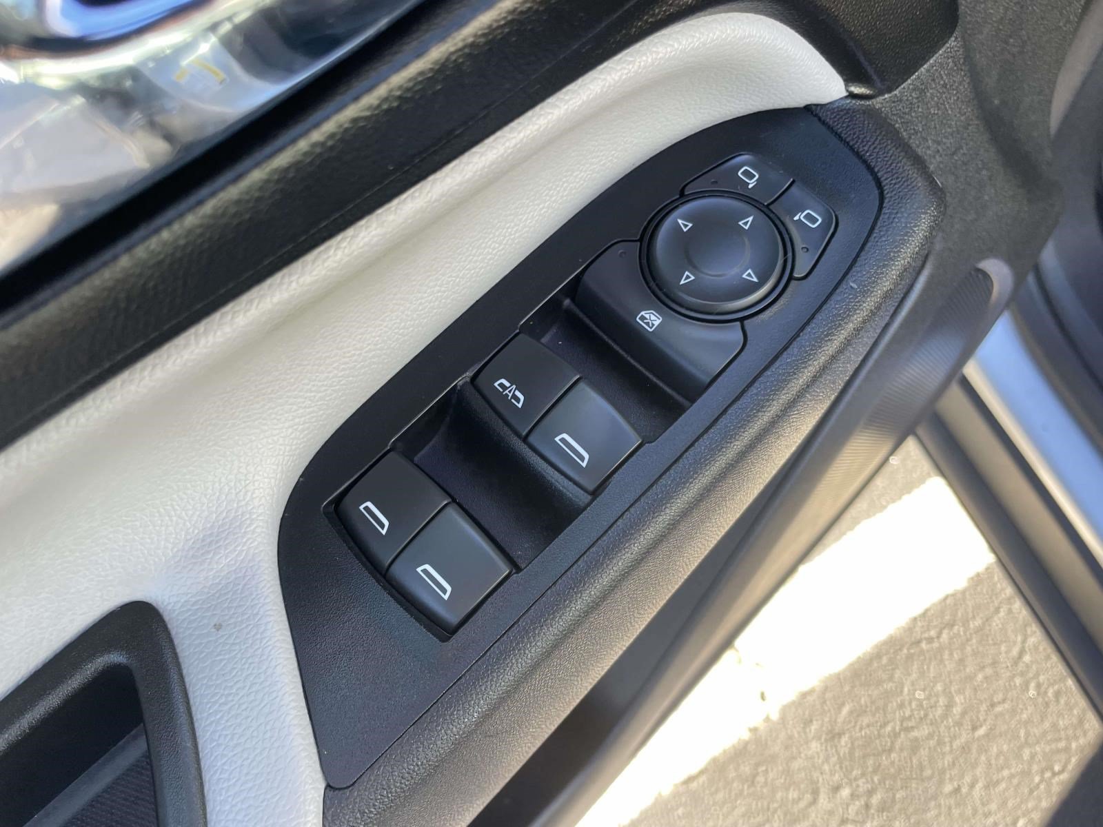 Used 2019 Chevrolet Equinox LS FWD image 17