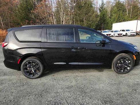 New 2026 Chrysler Pacifica Limited w/ S Appearance Package image 9