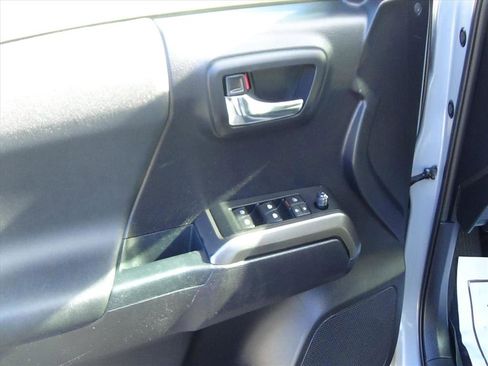 Used 2020 Toyota Tacoma TRD Sport w/ Technology Package image 15