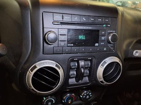Used 2017 Jeep Wrangler Unlimited Sahara w/ Mopar Chrome Edition Group AWD/4WD image 6
