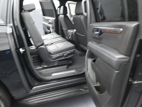Used 2025 Chevrolet Suburban LT RWD image 14