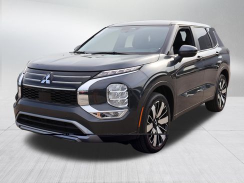 Used 2025 Mitsubishi Outlander SE FWD image 3