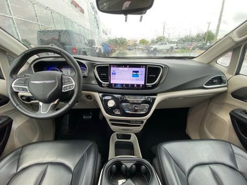 Used 2023 Chrysler Pacifica Touring-L image 16
