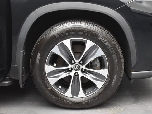 Used 2023 Toyota Highlander XLE AWD/4WD image 5