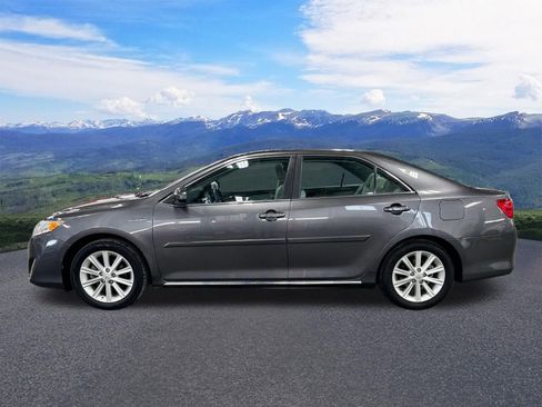 Used 2014 Toyota Camry XLE w/ Moonroof Package image 2