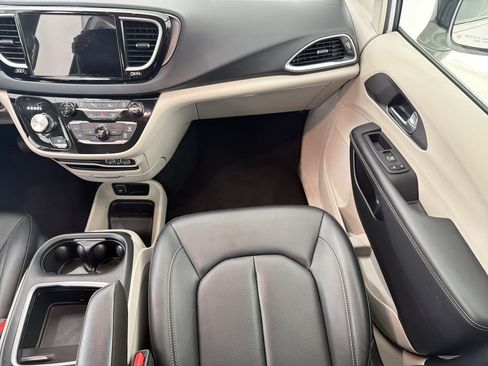 Used 2024 Chrysler Pacifica Touring-L FWD image 27