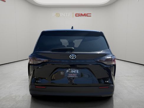 Used 2025 Toyota Sienna LE FWD image 5