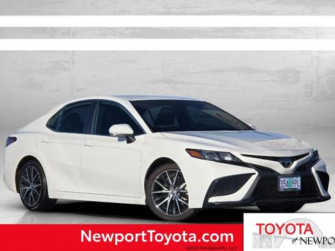 Used 2024 Toyota Camry SE image 1