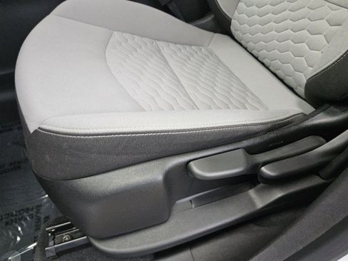 Used 2021 Chevrolet Equinox LS AWD/4WD image 30