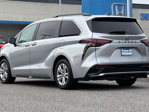 Used 2023 Toyota Sienna XSE image 3