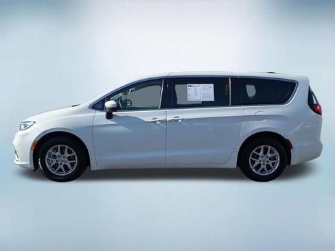 Used 2023 Chrysler Pacifica Touring-L FWD image 4