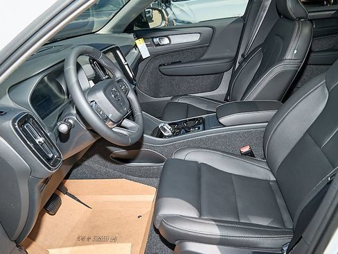 New 2026 Volvo XC40 B5 Plus w/ Climate Package AWD/4WD image 17