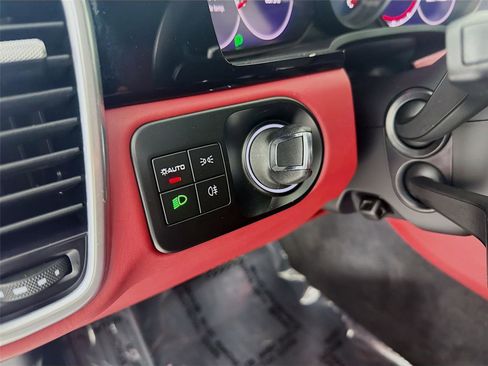 Certified 2022 Porsche Cayenne Platinum Edition image 11