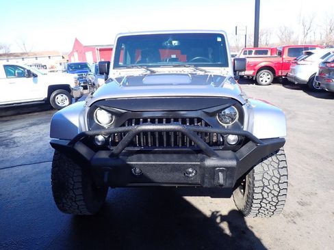 Used 2018 Jeep Wrangler Unlimited Sahara image 2