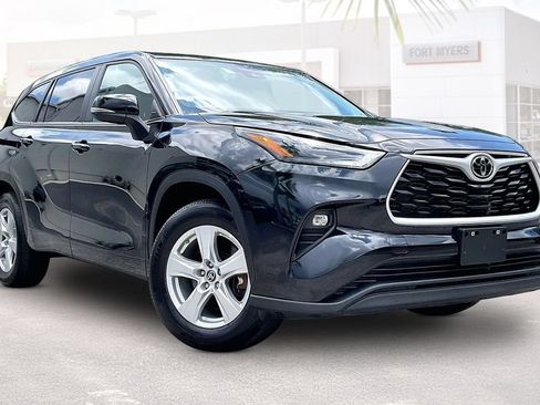 Used 2025 Toyota Highlander LE FWD image 1