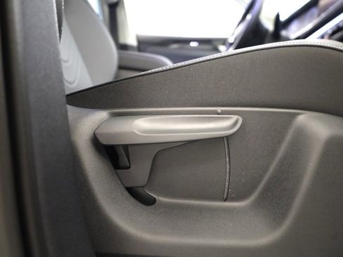 New 2025 Volkswagen Tiguan SE image 31