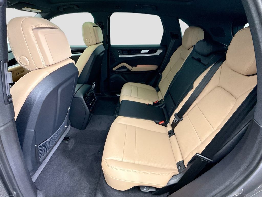Used 2026 Porsche Cayenne AWD/4WD image 19