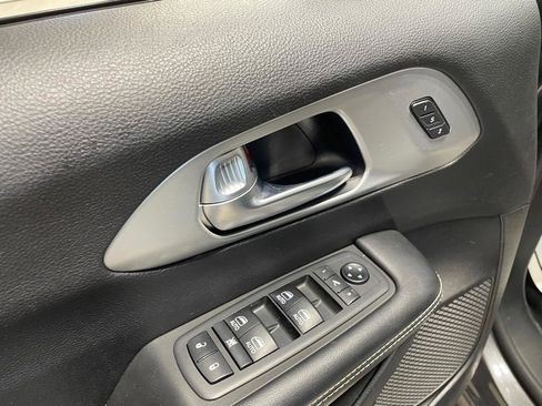 Used 2019 Chrysler Pacifica Limited w/ Advanced Safetytec Group image 12