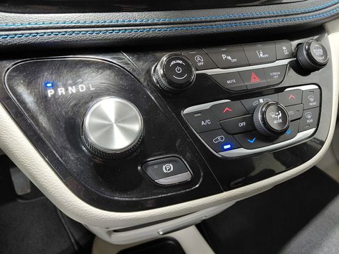 Certified 2021 Chrysler Pacifica Touring-L image 38