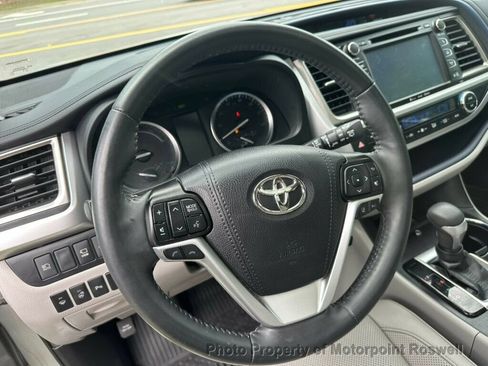 Used 2019 Toyota Highlander Limited Platinum AWD/4WD image 12