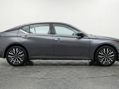 Used 2025 Nissan Altima 2.5 SV image 11