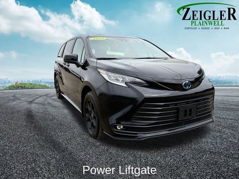 Used 2025 Toyota Sienna XLE Woodland Edition AWD/4WD image 8